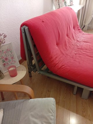 Sofá cama gris y multicolor