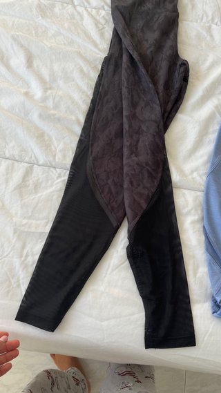 Leggings con estampado y paneles de malla