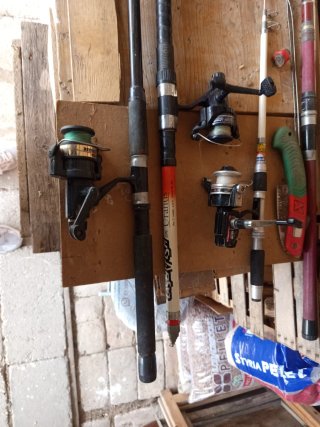 3 canne da pesca con mulinello