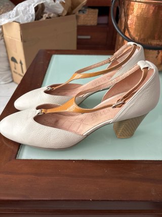 Zapatos Hispanitas T-Strap Blanco y  beige