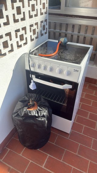 Vitrocerámica Beko con horno y bombona