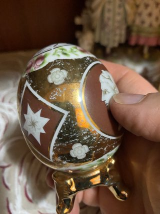 Uovo decorato con profilo romano