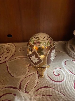 Uovo decorato con profilo romano