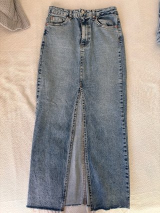 Conjunto di jeans, gonne lunghe e maglioni.