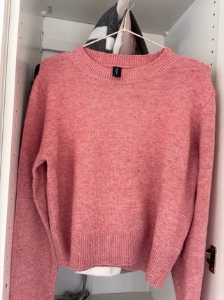 Conjunto di jeans, gonne lunghe e maglioni.
