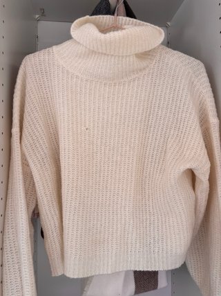 Conjunto di jeans, gonne lunghe e maglioni.