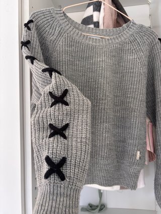 Conjunto di jeans, gonne lunghe e maglioni.