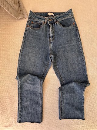 Conjunto di jeans, gonne lunghe e maglioni.