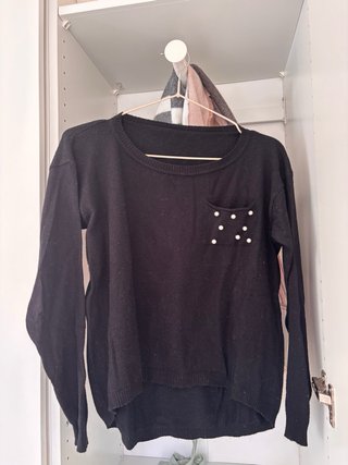 Conjunto di jeans, gonne lunghe e maglioni.