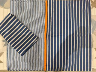 Cuna azul con somier de madera