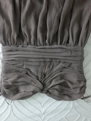 Vestido marrón plisado
