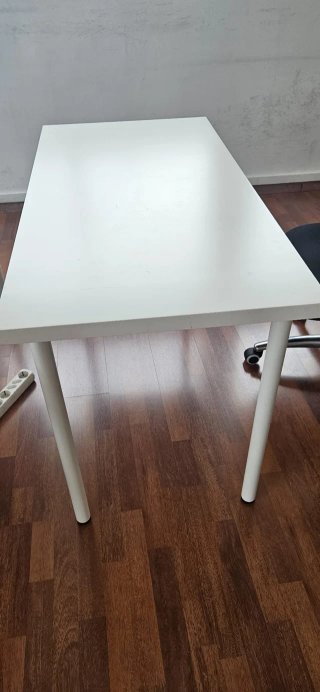 Mesa de oficina blanca y madera