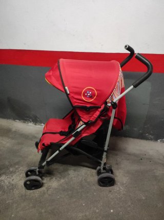 Silla de paseo roja con Winnie the Pooh.