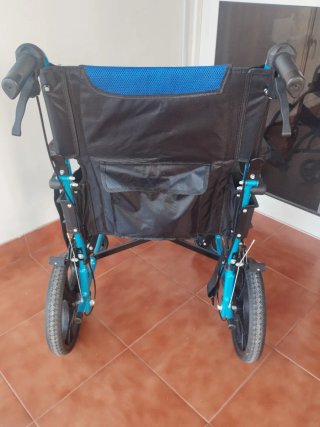 Silla de ruedas Mobiclinic. Plegable y ligera