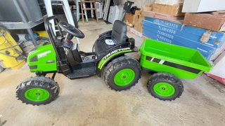 Tractor a batería con remolque y mando a distancia