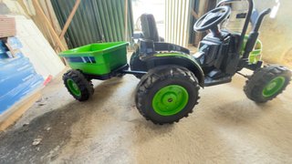 Tractor a batería con remolque y mando a distancia