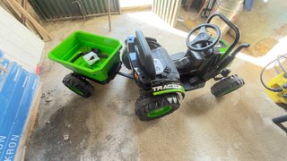 Tractor a batería con remolque y mando a distancia