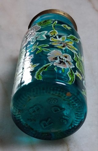 Vasetto in vetro decorato con fiori