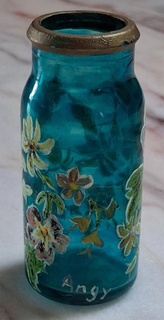 Vasetto in vetro decorato con fiori