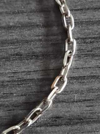 Cadena de plata de ley