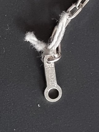 Cadena de plata de ley