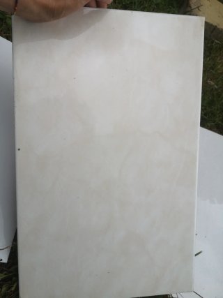 Rajolas blancas con ondas salmón