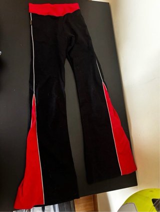 Pantalones campana negros y rojos