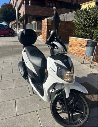 Moto Scooter SYM Blanca y Negra