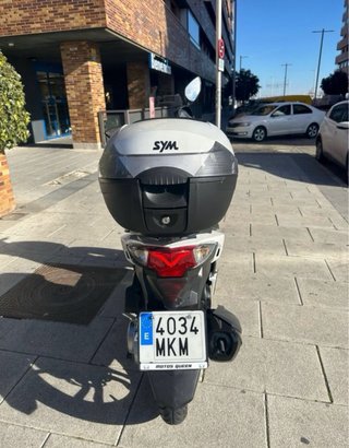 Moto Scooter SYM Blanca y Negra
