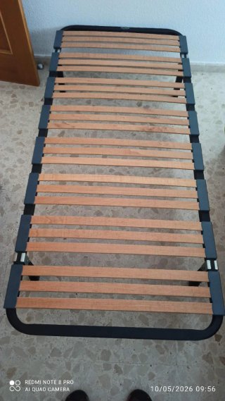 2 cabeceros mimbre, 1 mesita y 2 somieres 80x190