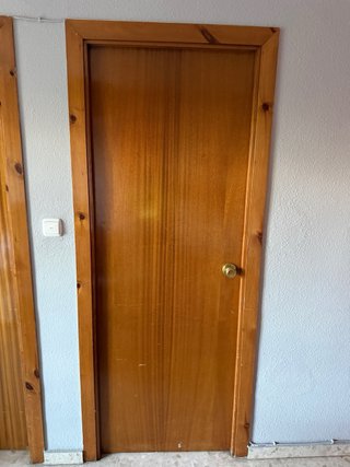 7 Puertas Madera Barniz Marrón.