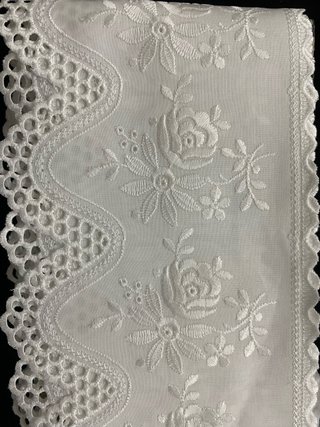 Batista bordada blanca