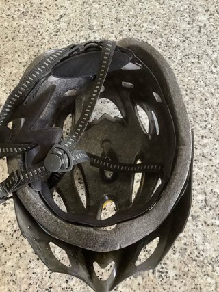 Casco de bicicleta negro y amarillo