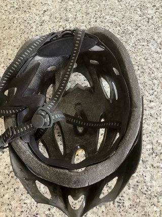 Casco de bicicleta negro y amarillo