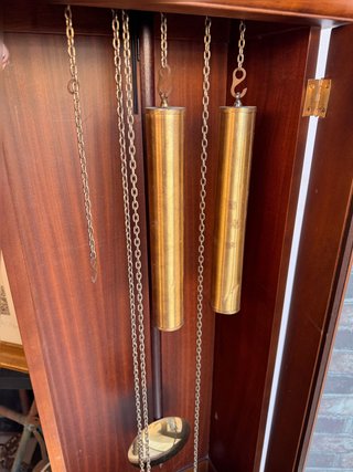 Reloj de pie antiguo de caja larga con sonería