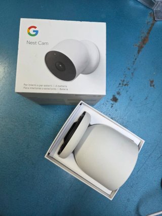 Google Nest Cam de exterior con placa solar.