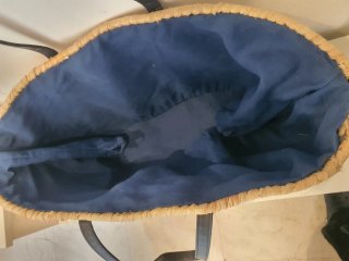Capazo grande de paja con rayas azules
