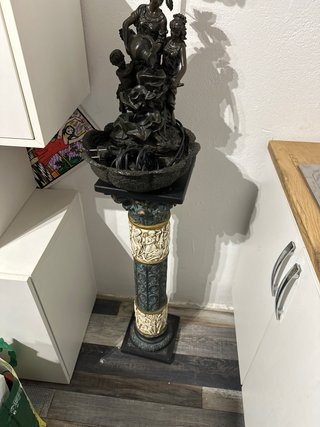 Pie de lámpara con fuente y figuras