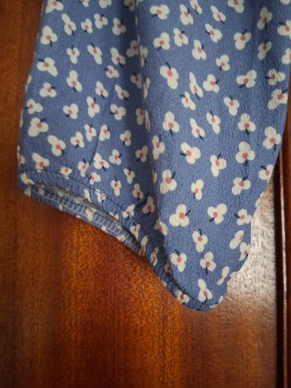 Vestido estampado flores blancas y fondo azul.