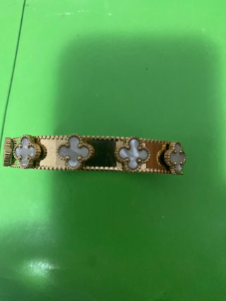 Pulsera Aro Dorado con Tréboles Blancos no envio