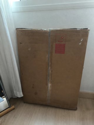 Escritorio blanco con ruedas y cajón