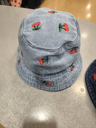 Gorros vaqueros con cerezas para chica