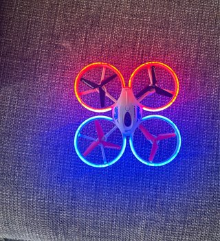 Drone con luci led blu e rosse