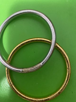 Aros dorados y plateados