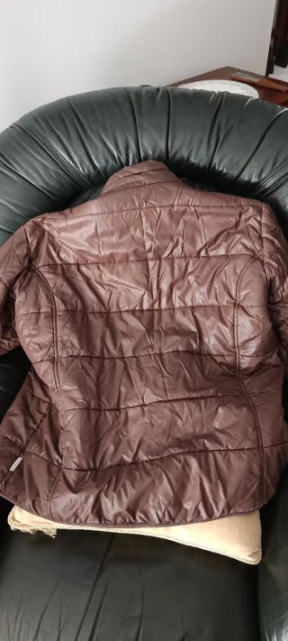 Chaqueta acolchada marrón con forro estampado