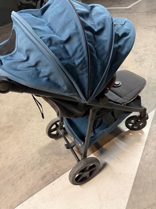 Carrito de niño  azul con asas naranjas