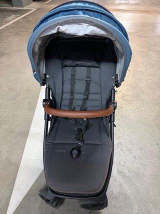 Carrito de niño  azul con asas naranjas