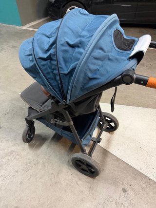 Carrito de niño  azul con asas naranjas