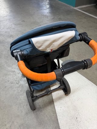 Carrito de niño  azul con asas naranjas