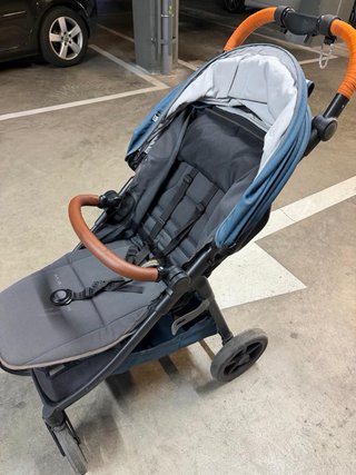 Carrito de niño  azul con asas naranjas